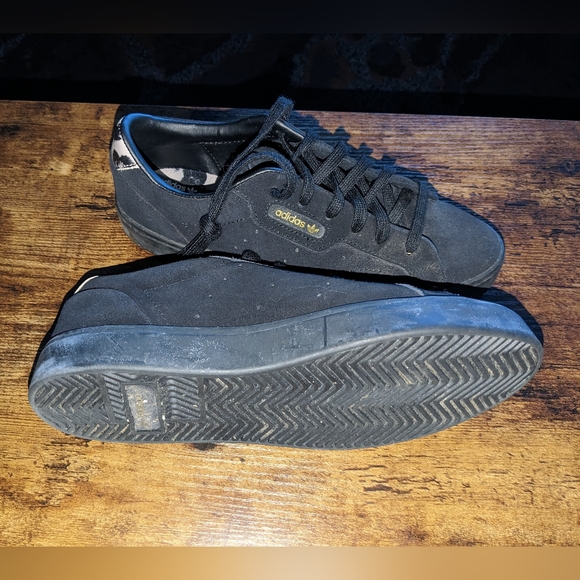 Adidas size 6.5 suede shoes - Picture 3 of 3